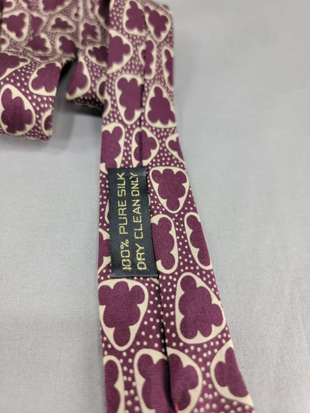 Giorgio Armani Cravatte Silk Necktie Tie Mens Maroon Beige Geometric Medallion
